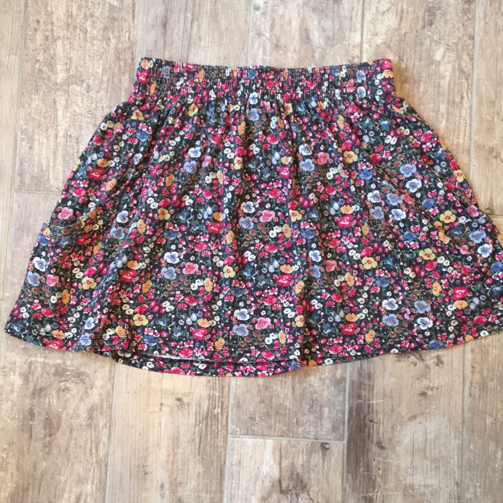 I’m selling a cute skirt from Trafaluc.